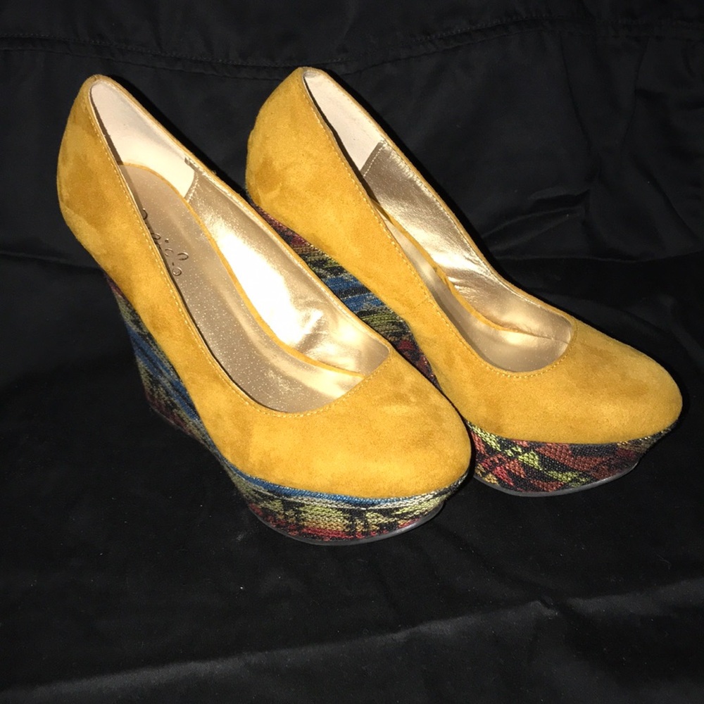 Brand New! Unique pattern on heel! Dress it!